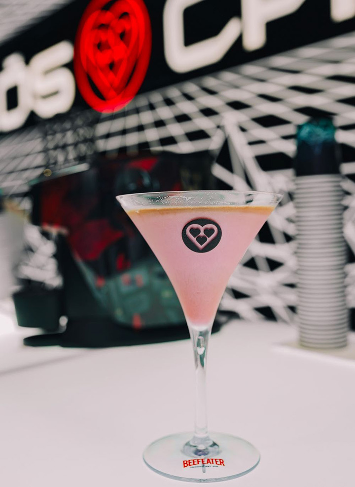 O primeiro drink, que leva o nome de “Cosmic”, conta com doses de gin, de xarope Pink Lemonade, Iced Coffee e finalização com glitter comestível vermelho